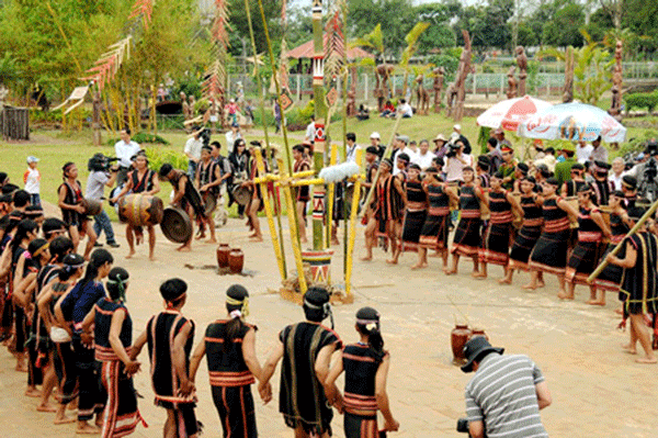 E De people at New Rice Eating Ceremony - festival in Central Highlands
