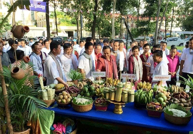 Offerings are well-prepared for the ceremony - Ok Om Bok Festival