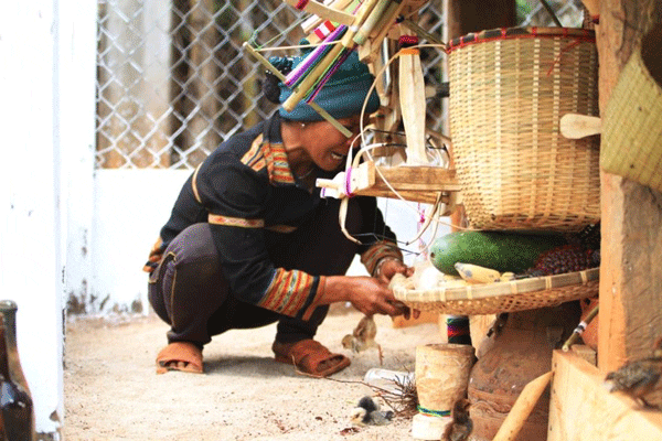 Prepare offerings to say farewell to the dead at Tomb Abolition Festival