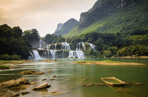 The imposing Ban Gioc Waterfall - Cao Bang Travel Guide