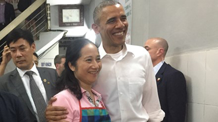 Obama with the restaurant owner