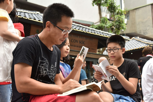 Readers are provided with areas where they can sit and read even on the street.