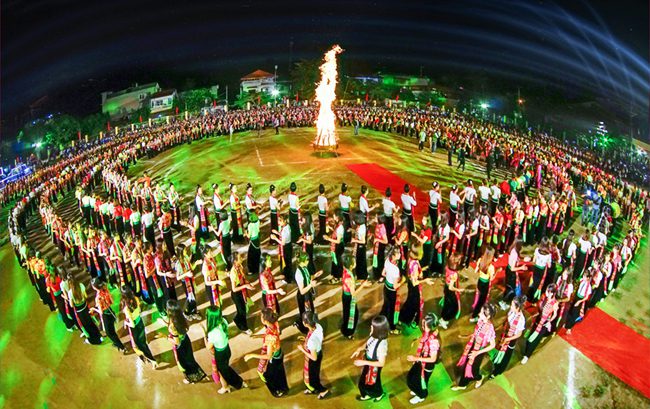 Mass performance of Thai Xoe dance