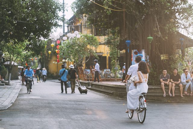 A romantic cycling around Hoi An's Ancient Town