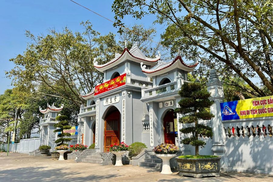 Sacred An Sinh Temple watches over Yen Tu Mountain’s valleys with quiet dignity.
