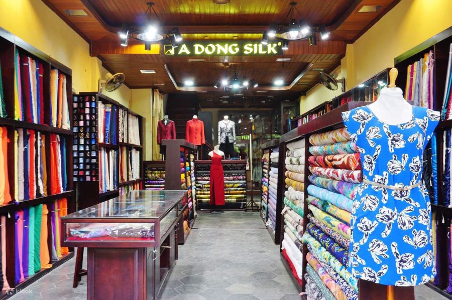 The tourist enjoys authentic products from Silk Village Hoi An’s skilled artisans.