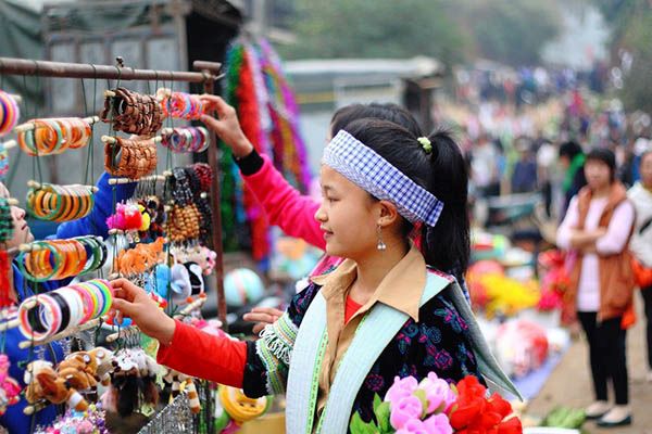 Choosing jewelry and souvenirs at the market
