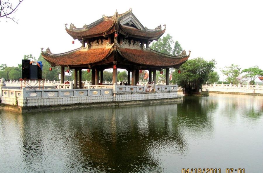 This photo showcases the elegant pavilion of Do Temple in Bac Ninh, a historic site built to honor the Ly Dynasty emperors, reflecting Vietnam’s rich imperial architecture and spiritual heritage.