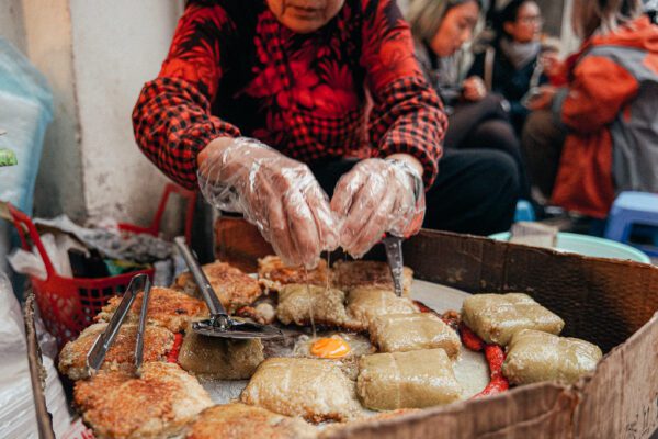 Sidewalk "banh chung ran" shop has been selling for 90 years, passed down through 2 generations.