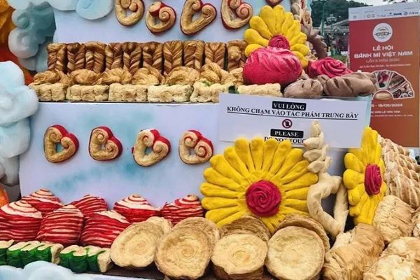 A banh mi disposition stall with flower-shaped banh mi.