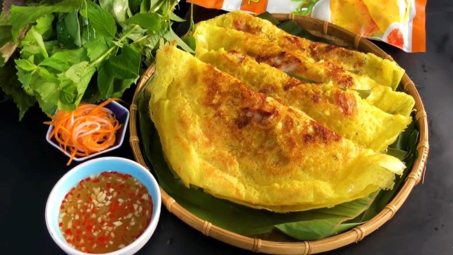 Hoi An street food specialties shine with every sizzling bite of Banh Xeo