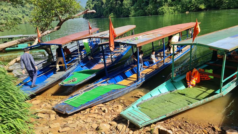 Boat to visit Ba Be Lake