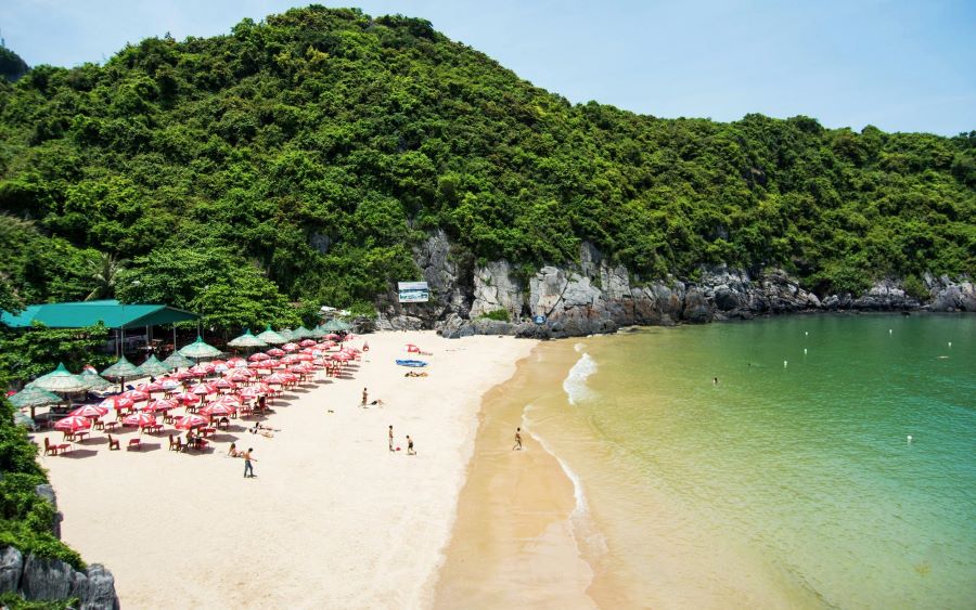 Cat Ba 2025 travel guide unveils Cat Co Beach’s golden sands and calm waves