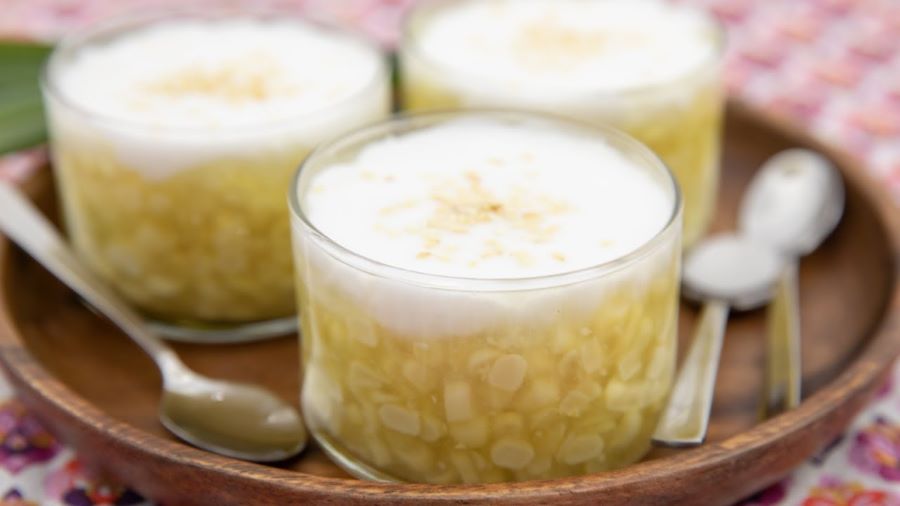 A bowl of Che Bap sweetens Hoi An street food specialties beautifully