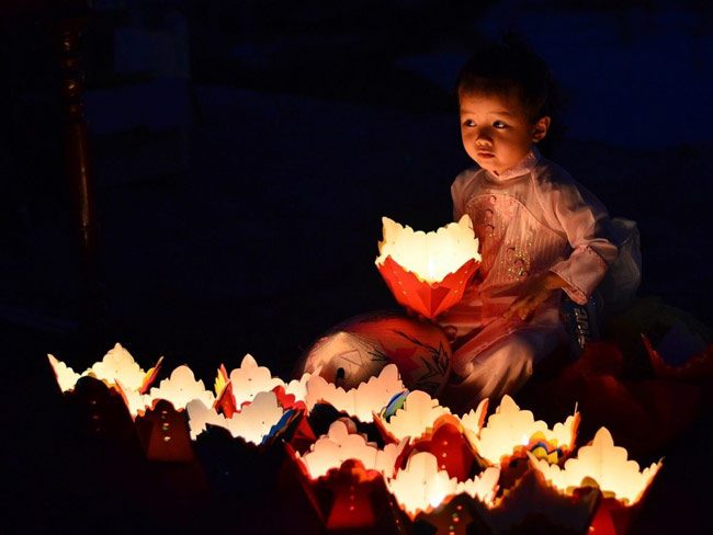 Children enjoy Hoi An Lantern Festival