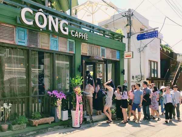Foreigners line up to try coconut coffee in their home country