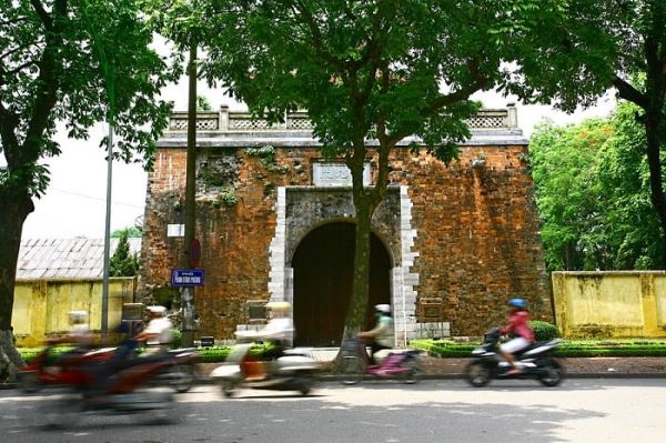 Visitors can visit the Cua Bac ruins for 48 hours in Hanoi before having dinner