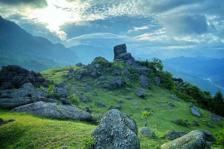 On Yen Tu Mountain, Da Chong relic site whispers ancient spiritual tales.