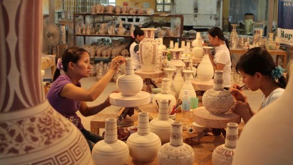 Decorating ceramic products (Photo: Baodautu.vn)