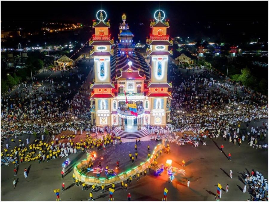 At Cao Dai Holy See Tay Ninh, Dieu Tri Cung reflects heaven’s graceful harmony.