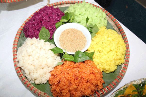A tray of five-color sticky rice in Sapa, served with ground peanuts and sesame