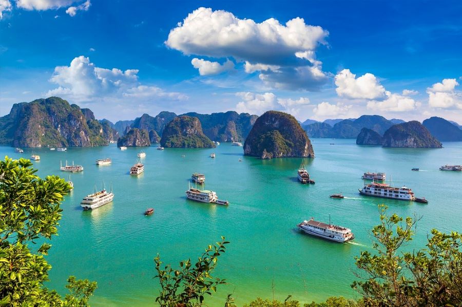 Ha Long in 2026 stuns with emerald waters and limestone karst wonders