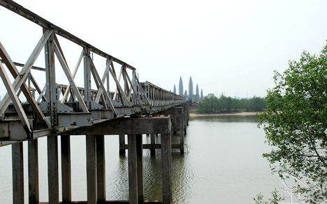 Hien Luong Bridge