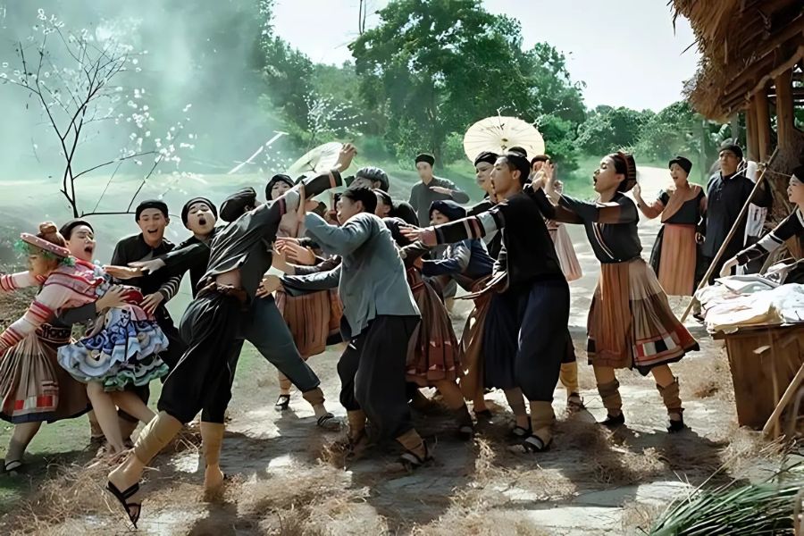 The Hmong custom of wife-catching, one of the unique Sapa ethnic customs.
