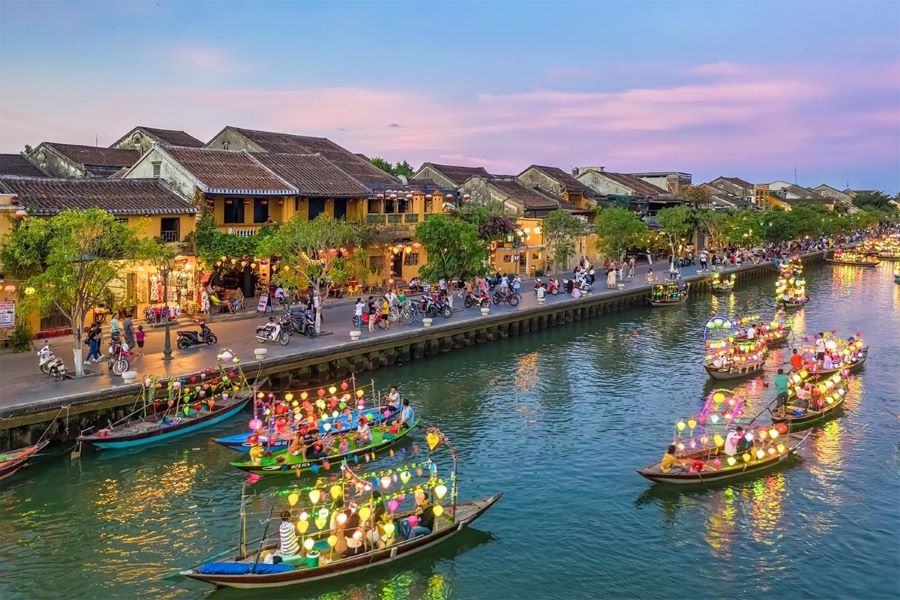 Hoi An ancient town - best destination to visit for 6 days in Vietnam.