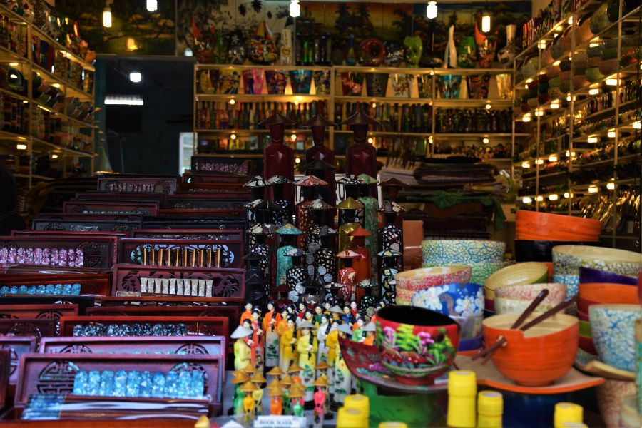 The last minutes of the Golden Coast Journey, visit a souvenir shop to bring memories of Vietnam home.