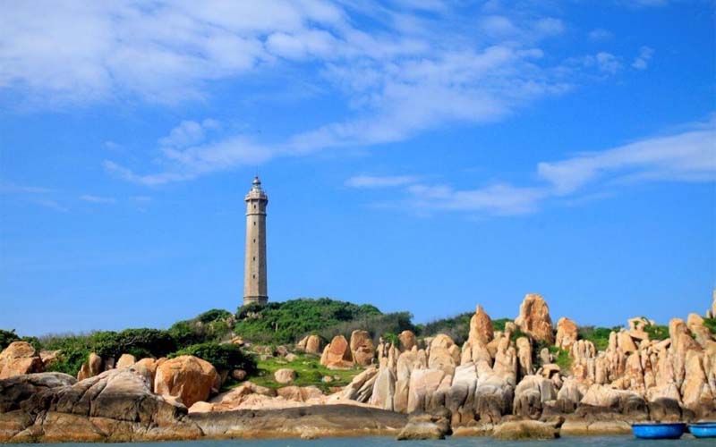 Hon Khoai Island Travel Guide reveals the old lighthouse guiding sailors for centuries.