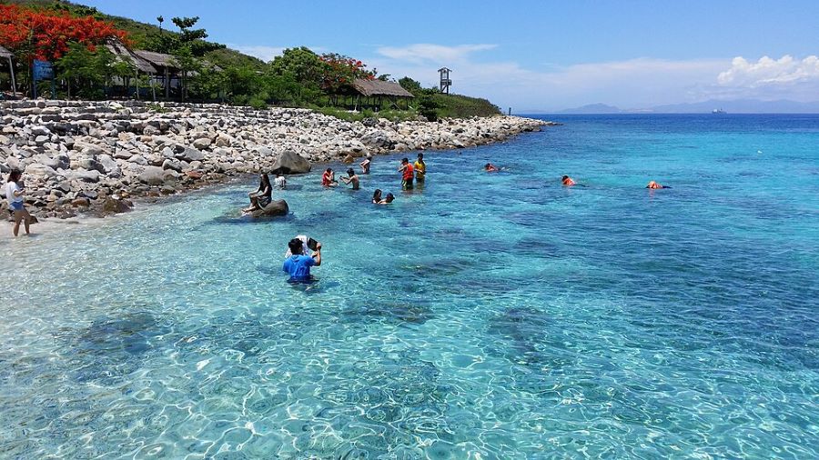 Snorkeling sessions in Hon Mun.