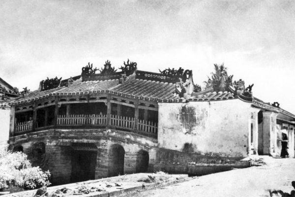 A black and white photo of the Japanese Bridge, taken in early 20th century.