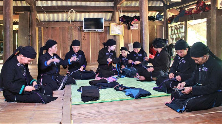 La Chi People’s stories unfold through rituals, attire, and enduring communal bonds.