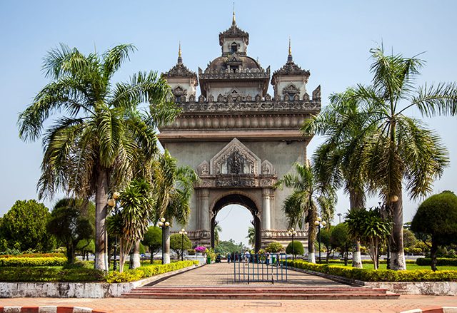 Let's get closer to admire Patuxai's unique architecture beauty