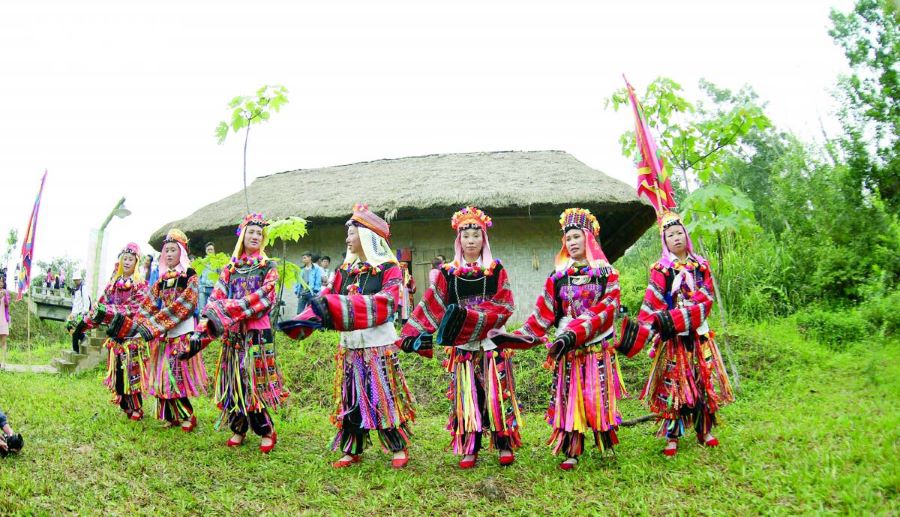 The Lo Lo People preserve ancient customs amidst the stunning Dong Van landscape