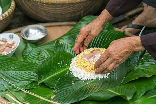Making Chung cake is a traditional activitiy in many regions of Vietnam on Tet holiday