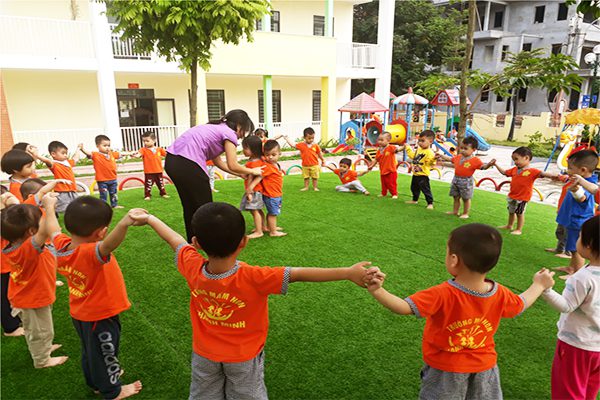 Meo Duoi Chuot is a very interesting game for bonding and training physical health