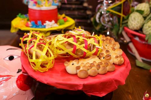 Pig-shaped mooncakes and their baskets are an indispensable part of the mid-autumn festival trays of ancient Hanoians.