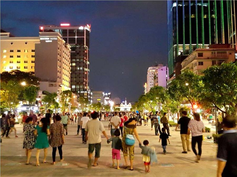 Vietnam Spring Flower Festival lights up Nguyen Hue Street with dazzling floral displays nightly