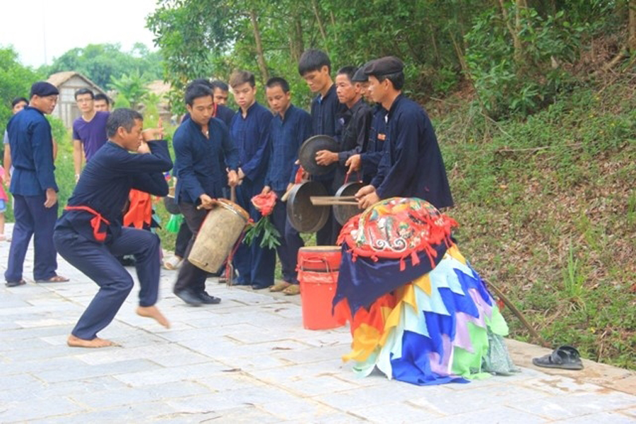 Nùng men wearing traditional attire