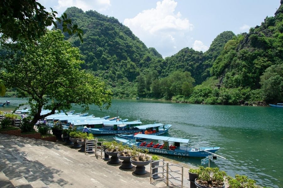 An adventurous boat trip in Phong Nha-Ke Bang will make your travel with friends in Vietnam memorable.