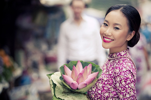 Vietnamese girl with Lotus flowers