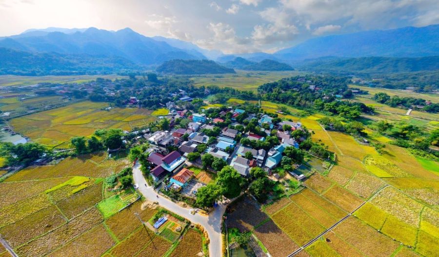 Mai Chau Vietnam travel brings you to Pom Coong’s welcoming stilt houses.