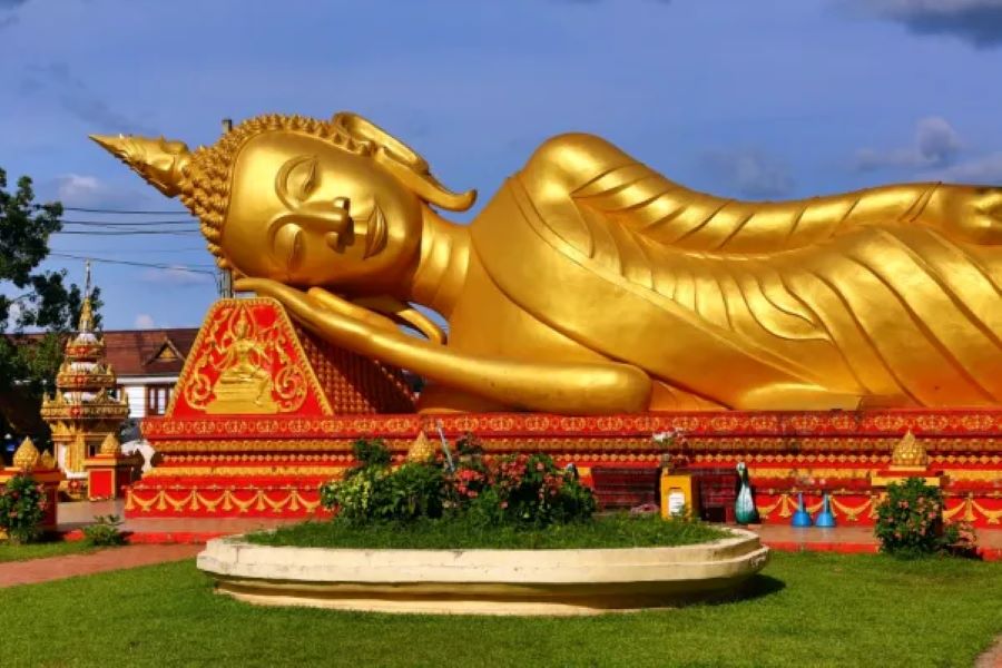 This is the Reclining Buddha statue at Wat Pha That Luang in Vientiane, Laos. The golden sculpture represents Buddha’s final moments before entering Nirvana, symbolizing peace and enlightenment.