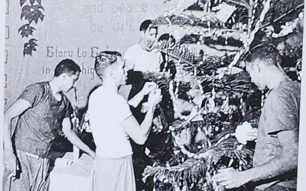 A special Christmas for American soldiers in the burning prison