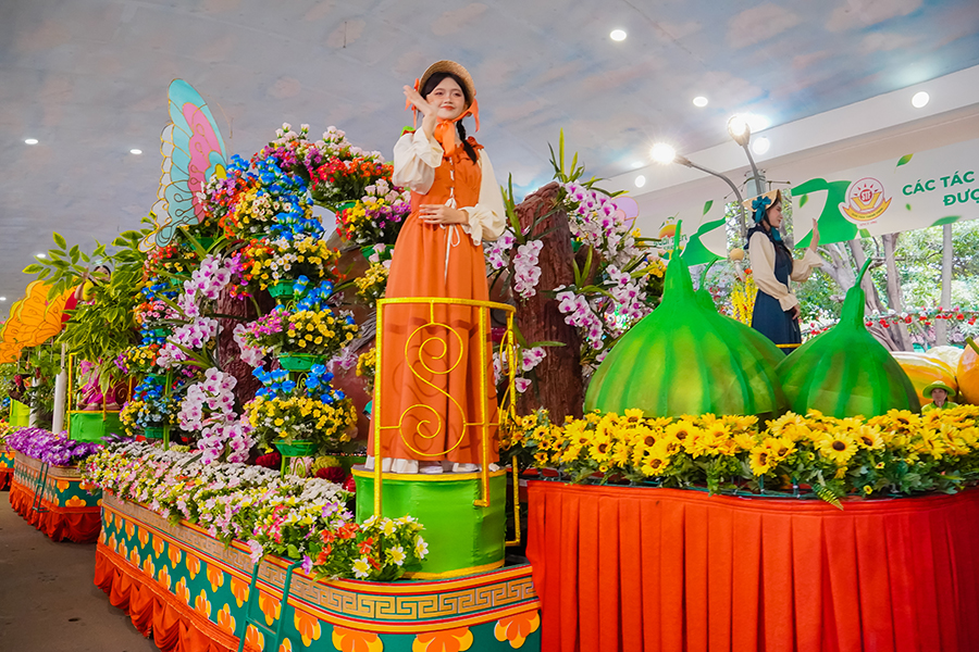 Celebrate vibrant flavors during Southern Fruit Festival at Suoi Tien theme park.