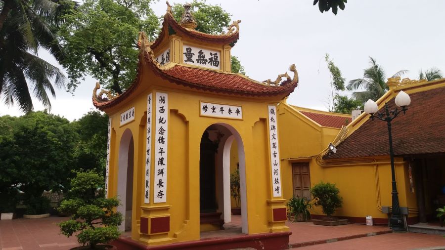 Tran Quoc Pagoda stands gracefully, reflecting Vietnam's sacred and historical Buddhist identity