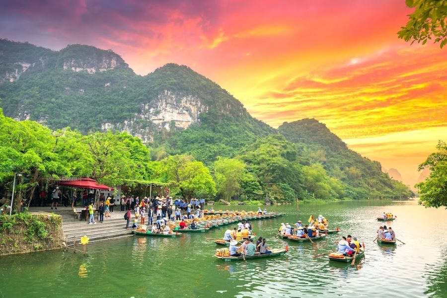 Ninh Binh 2025 Travel Guide reveals Tam Coc’s breathtaking river valley views
