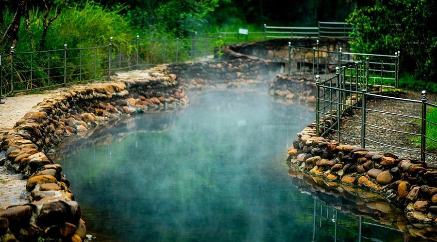 Visitors enjoy Thanh Tam hot spring, then explore grandeur of Hue Ancient Citadel.